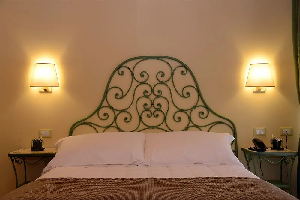 קומו Hotel Borgo Antico 3*,